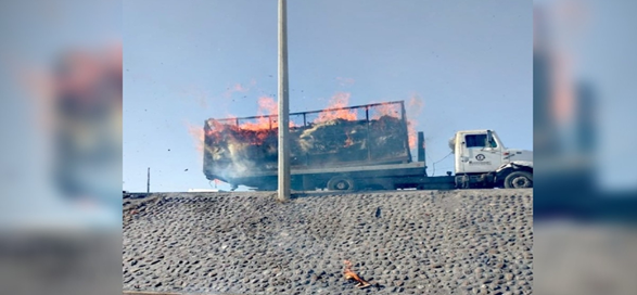 se incendia traila con 2 toneladas de material para reciclar