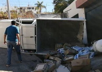 Se vuelca camioneta con vitropiso en Culiacán