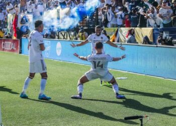 ‘Chicharito’ y Galaxy se imponen a Vela y el LAFC