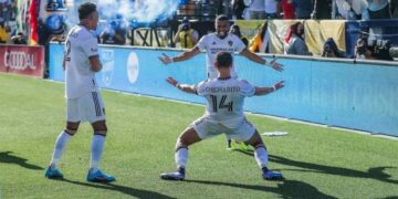 ‘Chicharito’ y Galaxy se imponen a Vela y el LAFC