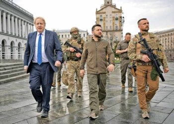 Johnson va a Kiev para recibir parte de guerra; reconoce la resistencia de tropas ucranianas