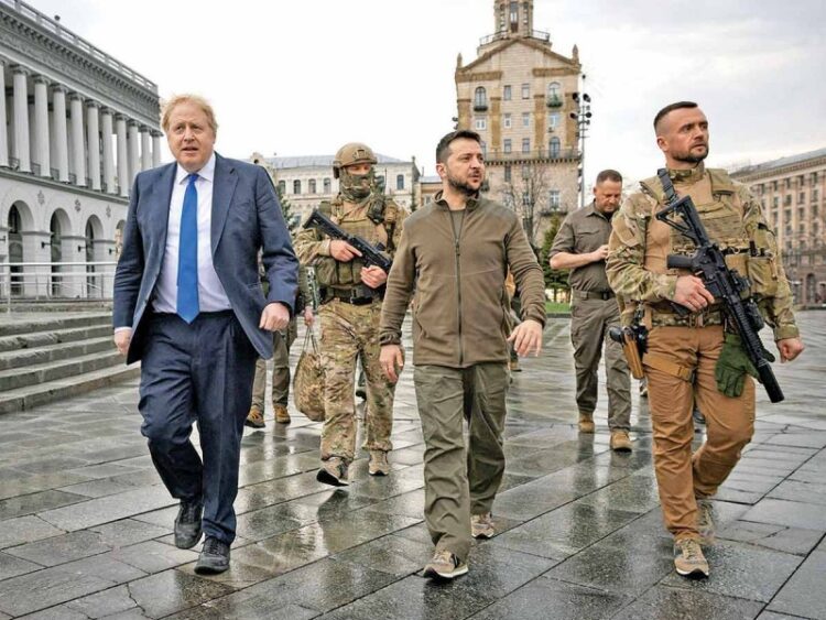 Johnson va a Kiev para recibir parte de guerra; reconoce la resistencia de tropas ucranianas