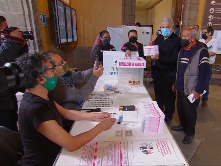 Votan López Obrador y Gutiérrez Müller en revocación de mandato