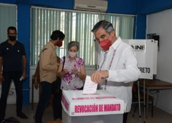 Américo Villarreal ofrece someterse a revocación de mandato; acudió a votar