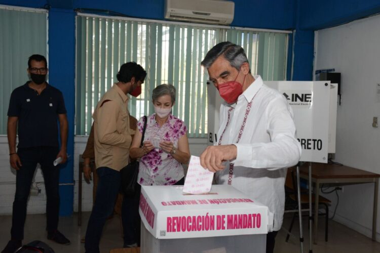 Américo Villarreal ofrece someterse a revocación de mandato; acudió a votar