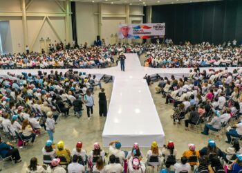 Servidores públicos del sector salud se reúnen con César Verástegui