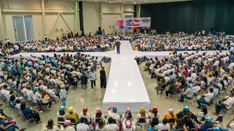 Servidores públicos del sector salud se reúnen con César Verástegui