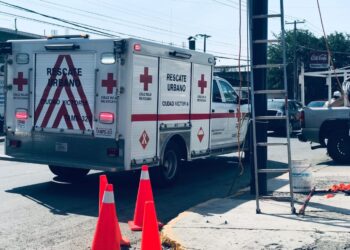 Empleado sufre descarga eléctrica y queda colgado