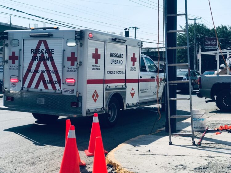 Empleado sufre descarga eléctrica y queda colgado