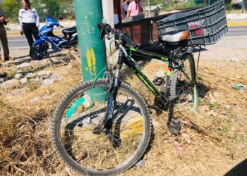 Tres lesionados al chocar bicicleta con moto