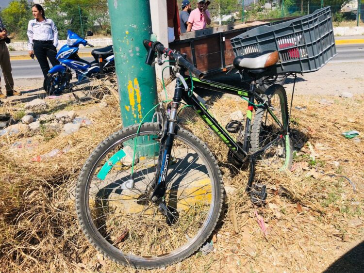 Tres lesionados al chocar bicicleta con moto