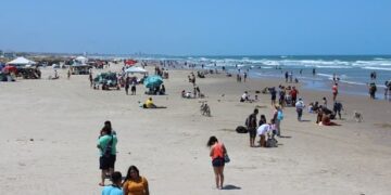 Aumenta afluencia de visitantes en playa Miramar