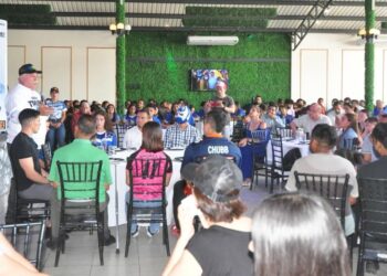 Se reúne César Verástegui con deportistas victorenses