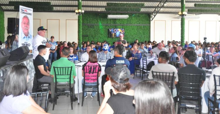 Se reúne César Verástegui con deportistas victorenses