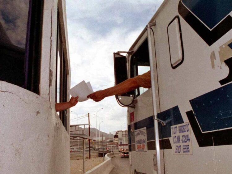 Aumenta la ira en la frontera México con Texas por lentitud en cruces comerciales