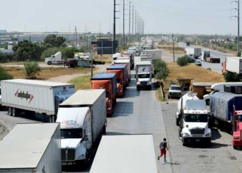Urgen transportistas y aduanales cancelar operativos de revisión extrema a gobernador de Texas