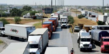 Urgen transportistas y aduanales cancelar operativos de revisión extrema a gobernador de Texas