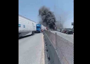 Prenden fuego a camiones de carga en puente internacional Reynosa-Pharr