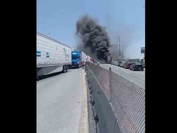 Prenden fuego a camiones de carga en puente internacional Reynosa-Pharr