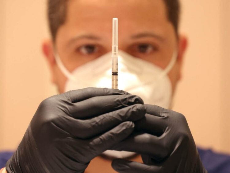 Pfizer proyecta vacuna anticovid ‘multivariante’ para otoño