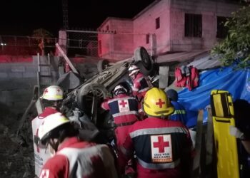 Vuela auto y cae sobre una vivienda en Col. Moderna
