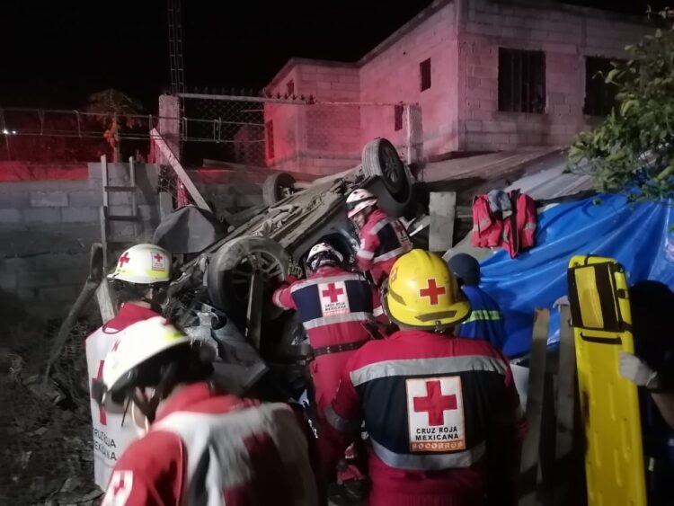 Vuela auto y cae sobre una vivienda en Col. Moderna