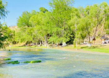 Disfrutan familias del centro de Tamaulipas del paraje “La Cascada” en Abasolo