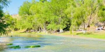 Disfrutan familias del centro de Tamaulipas del paraje “La Cascada” en Abasolo