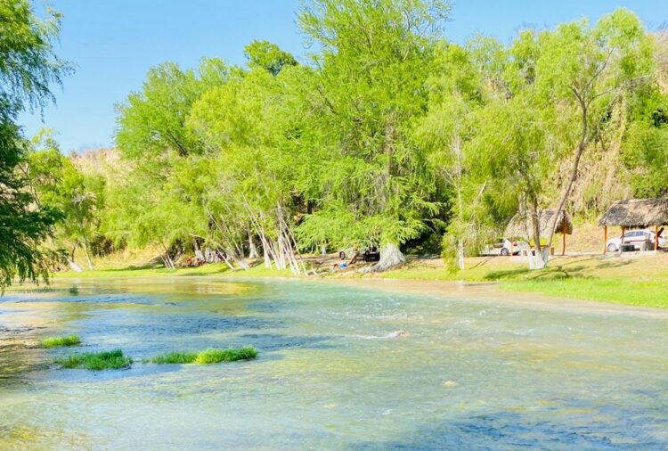 Disfrutan familias del centro de Tamaulipas del paraje “La Cascada” en Abasolo