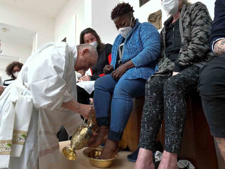 Papa Francisco realiza tradicional lavado de pies en cárcel de Italia