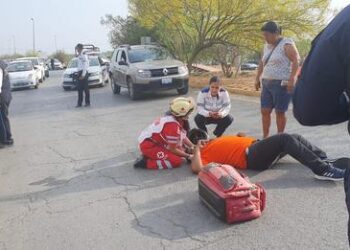 Se lesiona motociclista al caer al suelo