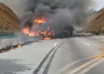 Cierran autopista México-Puebla por choque entre tráiler y autobús