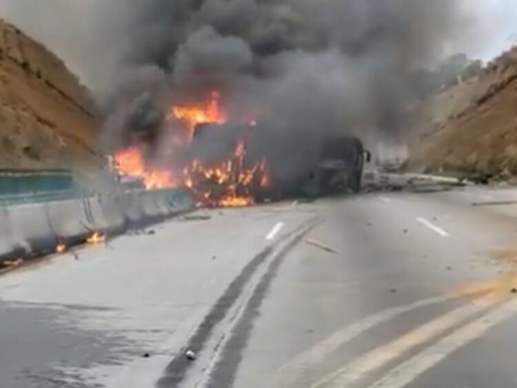 Cierran autopista México-Puebla por choque entre tráiler y autobús