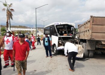 Heridos 18 pasajeros al chocar microbús con camión de volteo
