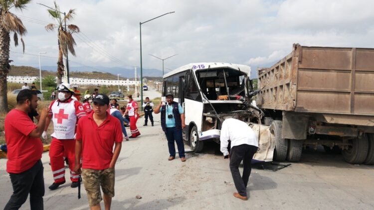 Heridos 18 pasajeros al chocar microbús con camión de volteo