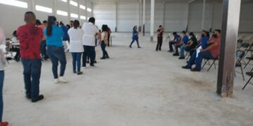 Acercan vacunación contra COVID a obreros de maquiladoras del Parque Las Ventanas