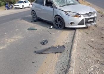 Tres lesionados en choque con volcadura