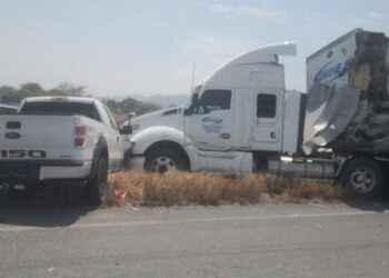 Rapiñan de sombreros que llevaba trailer accidentado en Victoria, Tamaulipas