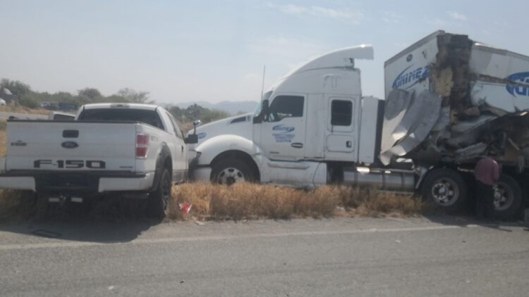Rapiñan de sombreros que llevaba trailer accidentado en Victoria, Tamaulipas