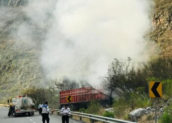 Cuatro calcinados al chocar auto y trailer en carretera Victoria-Tula-SLP