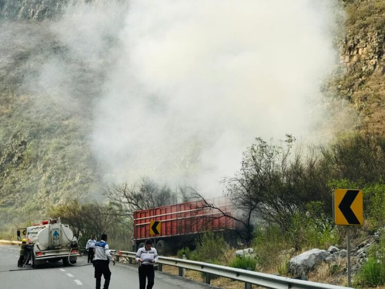 Cuatro calcinados al chocar auto y trailer en carretera Victoria-Tula-SLP