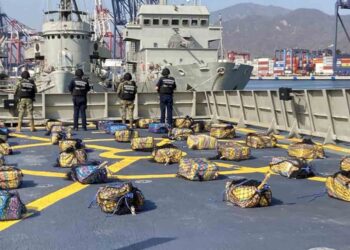 Aseguran marinos una tonelada 700 kilos de cocaína en Manzanillo, Colima