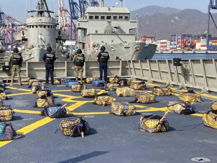 Aseguran marinos una tonelada 700 kilos de cocaína en Manzanillo, Colima