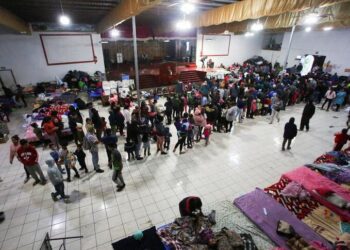 Demandan a Abbott por detención de migrantes en Texas