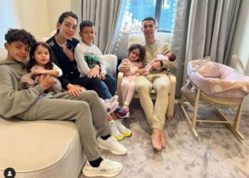 Al fin en casa; Cristiano y su familia posan junto a la bebé recién nacida