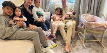 Al fin en casa; Cristiano y su familia posan junto a la bebé recién nacida
