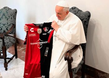 Papa Francisco luce las playeras de Atlas y Santos