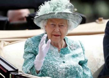 La reina Isabel celebra su cumpleaños 96 con salvas y barbie