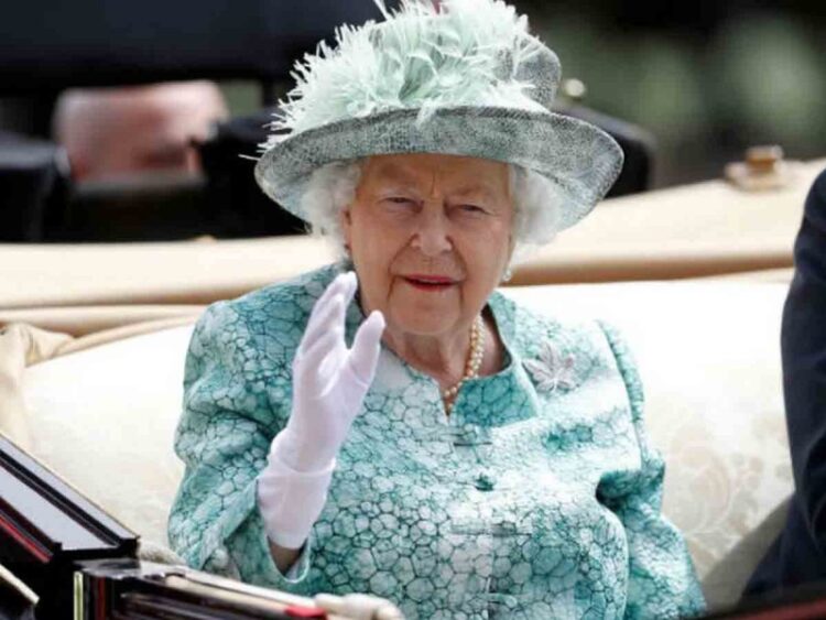 La reina Isabel celebra su cumpleaños 96 con salvas y barbie