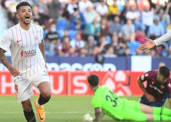 ‘Tecatito’ se estrena como goleador del Sevilla con doblete